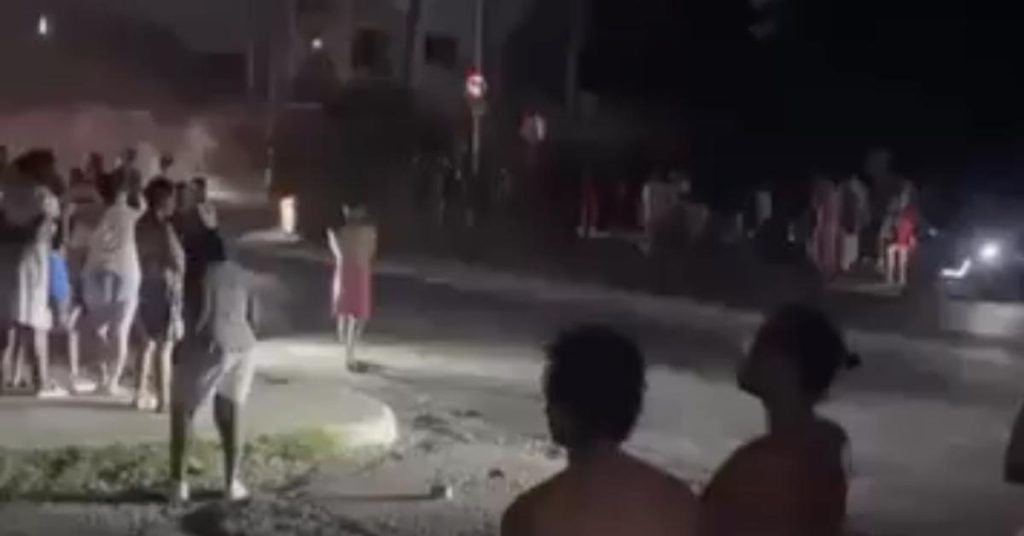 Cacerolazos and street cuts in Marianao manage to return the light after four days of blackouts