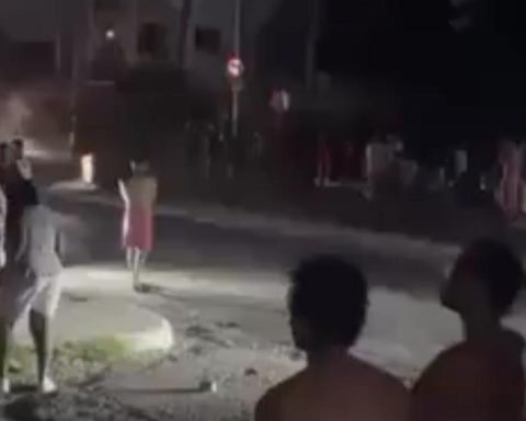 Cacerolazos and street cuts in Marianao manage to return the light after four days of blackouts