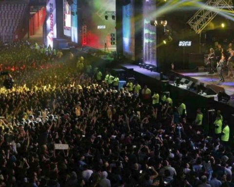 Can food and drinks be brought to concerts?