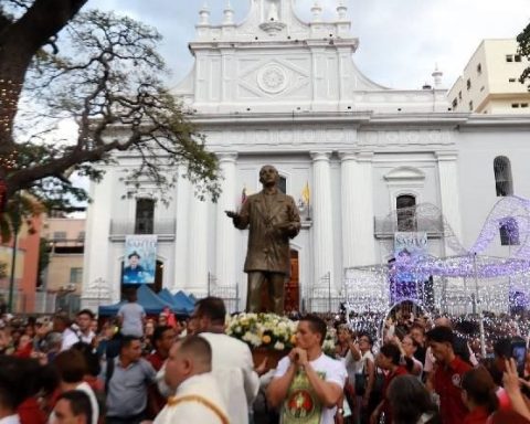 Caracas dresses in faith with joyful procession in honor of new saints