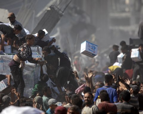 Ceasefire in Gaza does not stop deaths, as humanitarian aid arrives in the Palestinian enclave