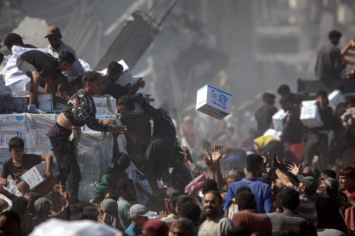 Ceasefire in Gaza does not stop deaths, as humanitarian aid arrives in the Palestinian enclave