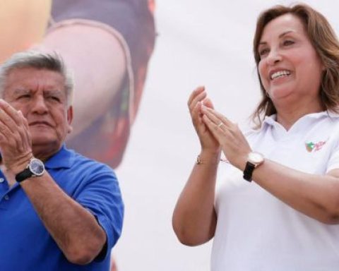 César Acuña reappears after voting for the vacancy of his former political partner Dina Boluarte
