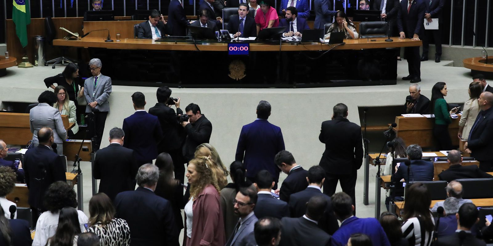 Chamber approves urgency to vote on project that creates Christian bench