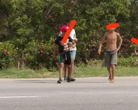 Niños pidiendo dinero en una autopista de La Habana