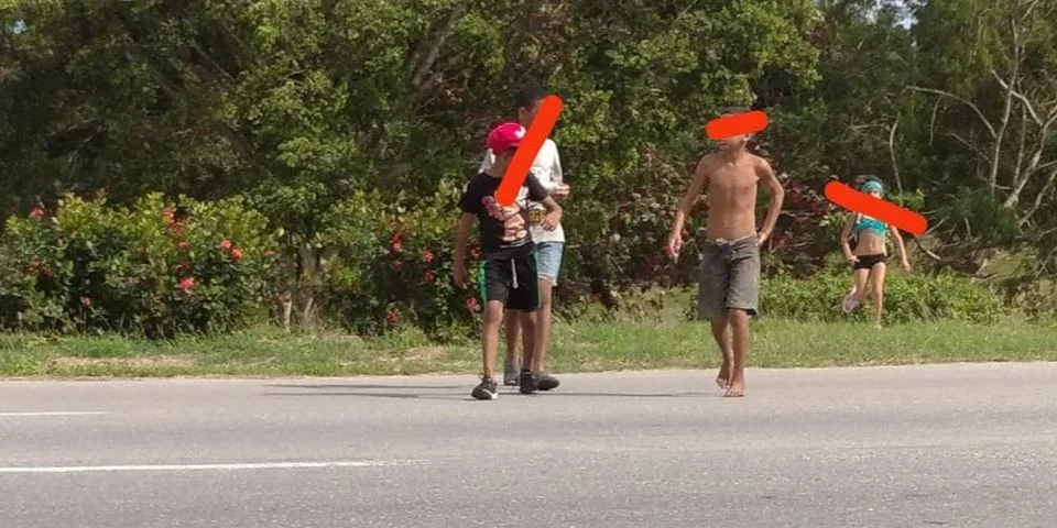 Niños pidiendo dinero en una autopista de La Habana
