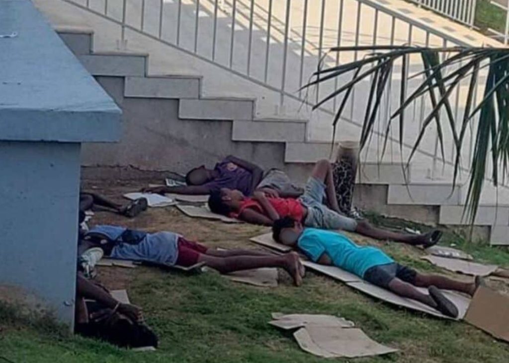 Children sleeping in the gardens of a hotel in Havana exposes social crisis and provokes institutional responses