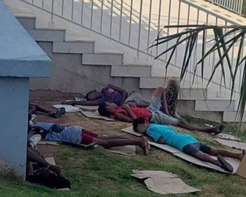 Children sleeping in the gardens of a hotel in Havana exposes social crisis and provokes institutional responses