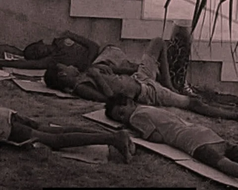 Niños durmiendo en los jardines del hotel Muthu, en el municipio Playa, La Habana