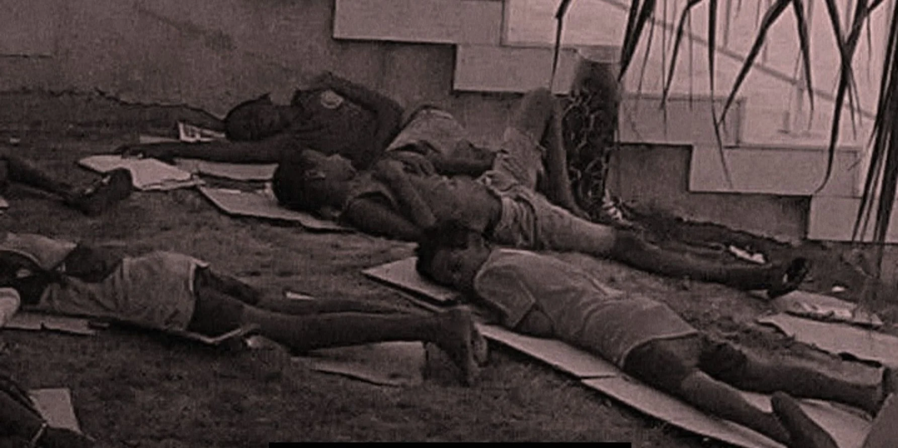 Niños durmiendo en los jardines del hotel Muthu, en el municipio Playa, La Habana