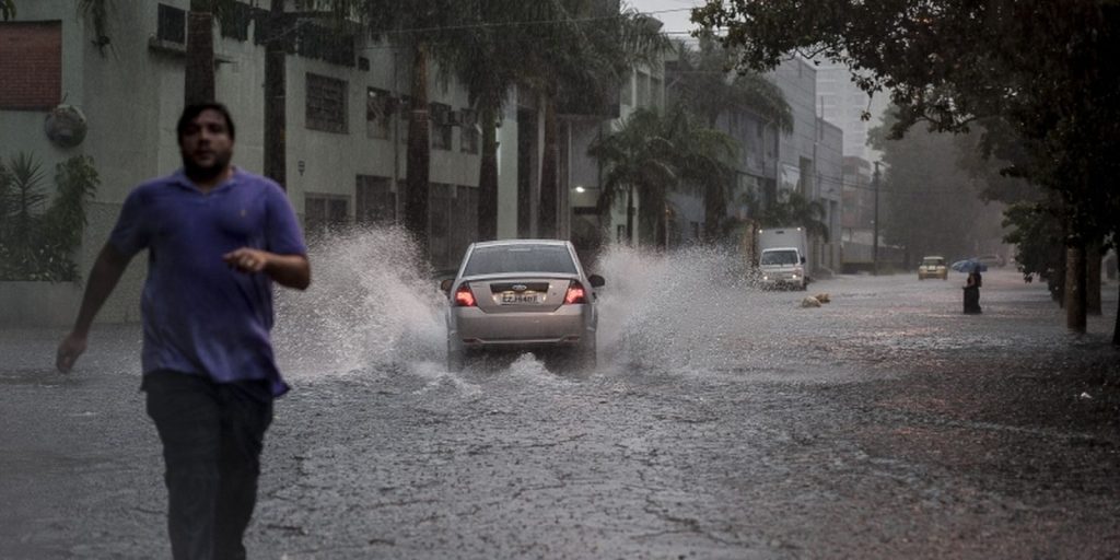 Civil Defense issues severe storm warning for São Paulo capital
