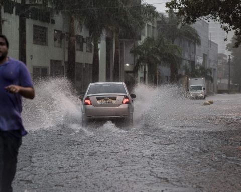 Civil Defense issues severe storm warning for São Paulo capital