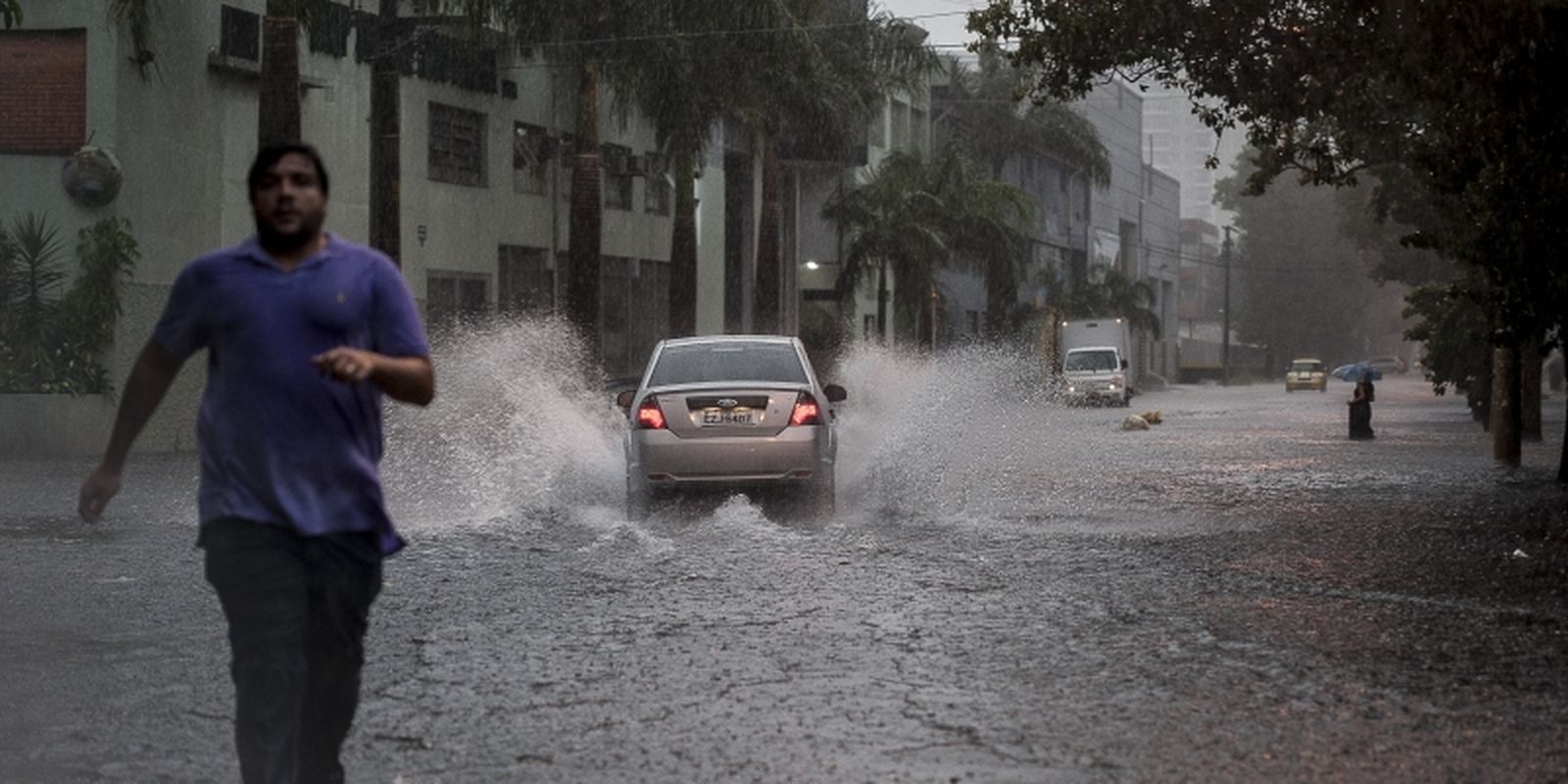 Civil Defense issues severe storm warning for São Paulo capital