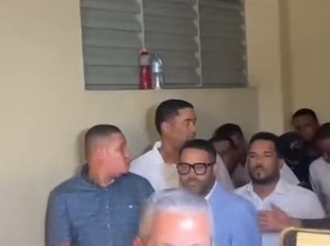 Aplazan coerción contra 11 policías acusados de matar a cinco hombres en Santiago