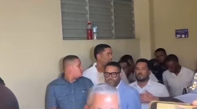 Aplazan coerción contra 11 policías acusados de matar a cinco hombres en Santiago