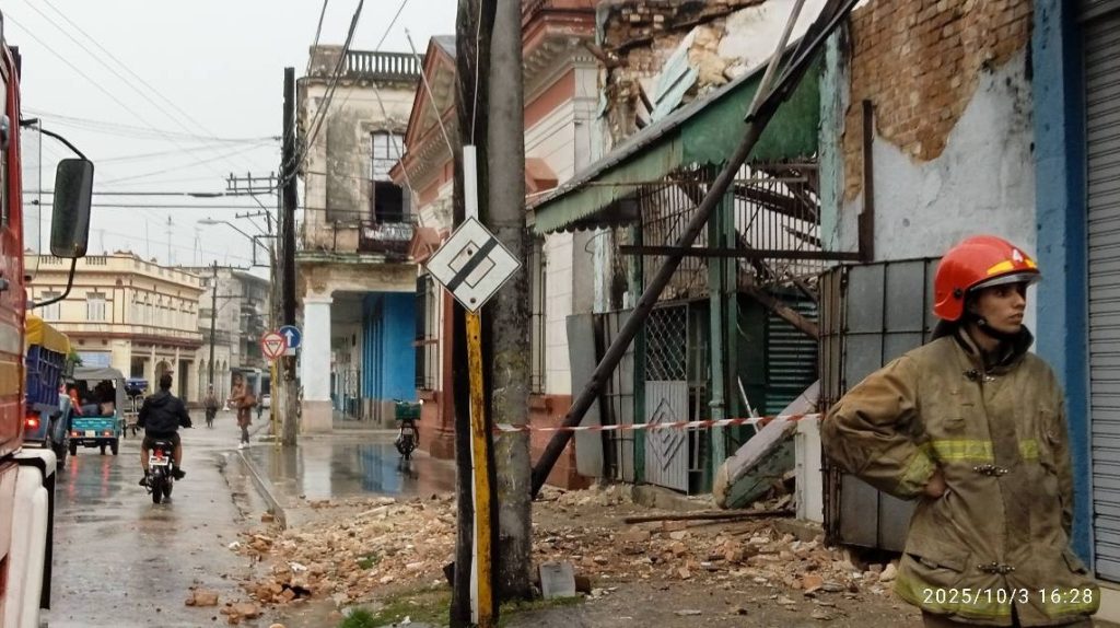 Collapse the roof of a güines market, without victims or injured