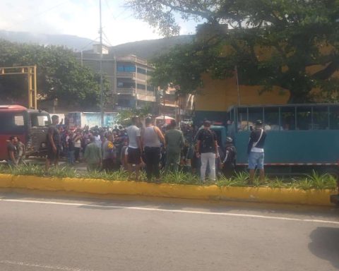Collision between GNB truck and bus leaves 3 injured in La Guaira