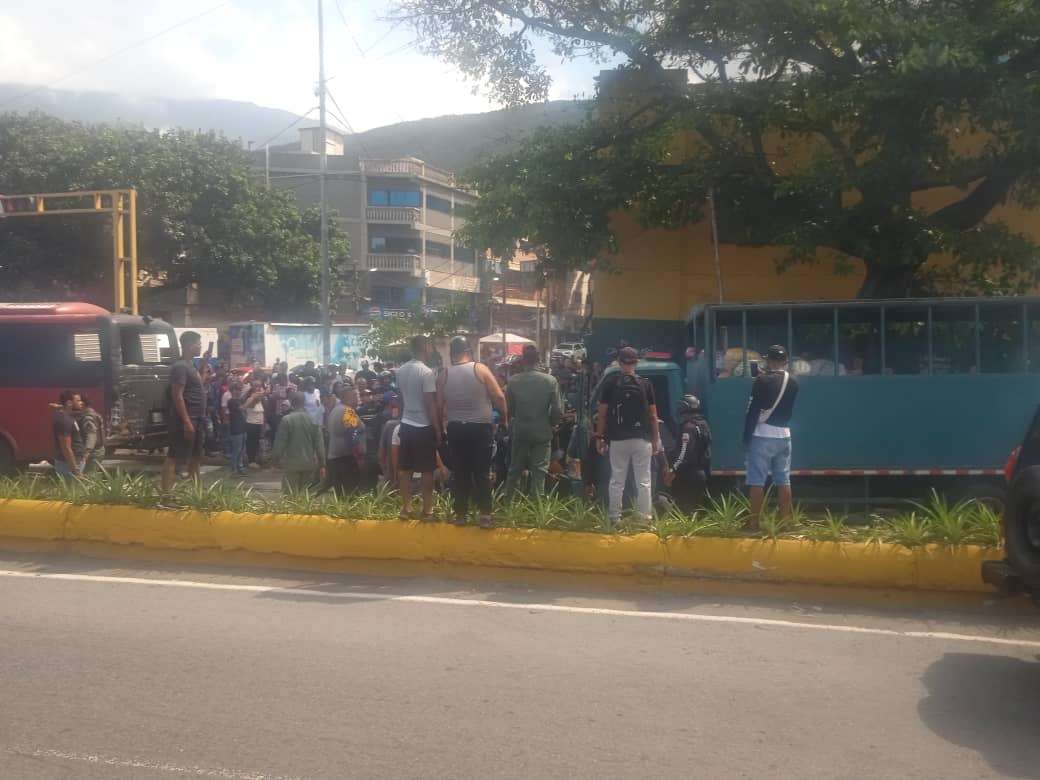 Collision between GNB truck and bus leaves 3 injured in La Guaira