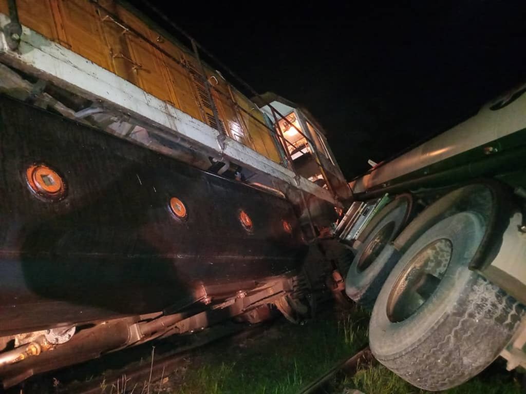Collision between a tanker truck and a train in Camagüey leaves three injured