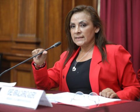 Congressman Kira Alcarraz makes fun of his threats to journalist