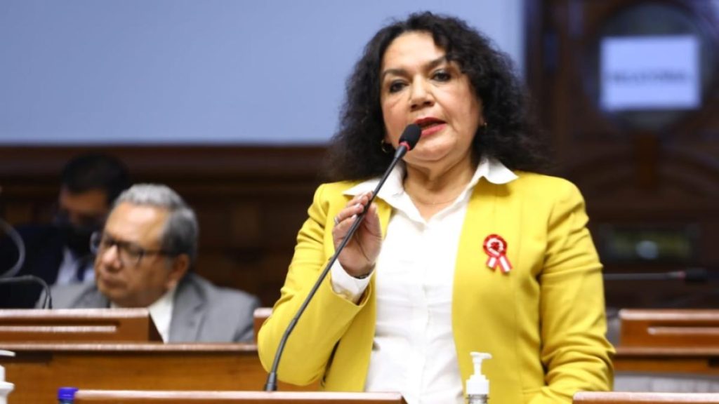 Congressman María Acuña did not return all the land that invaded in Parque de Surco