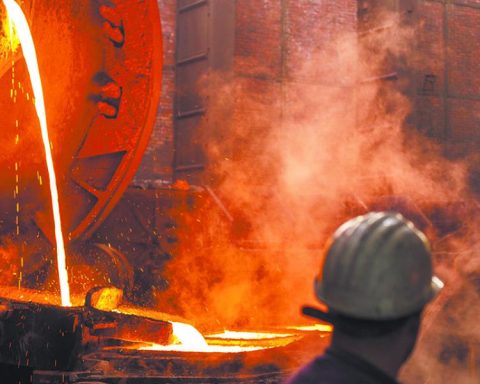 Copper rises 1% and approaches $11,000 on supply concerns