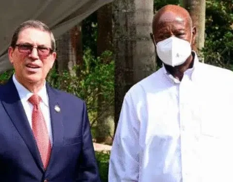El canciller del régimen cubano, Bruno Rodríguez Parrilla (izquierda), y el presidente de Uganda, Yoweri Museveni