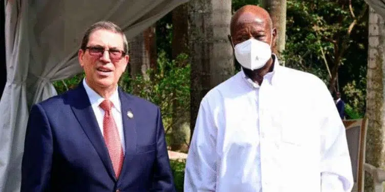 El canciller del régimen cubano, Bruno Rodríguez Parrilla (izquierda), y el presidente de Uganda, Yoweri Museveni