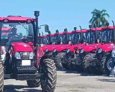 Cuban government sells new tractors to tobacco producers