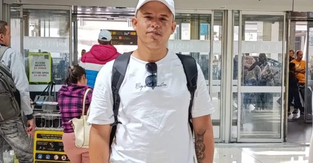 Cuban political prisoner Luis Robles, “the young man with the banner,” arrives in Madrid