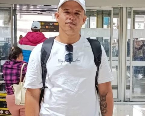 Cuban political prisoner Luis Robles, “the young man with the banner,” arrives in Madrid