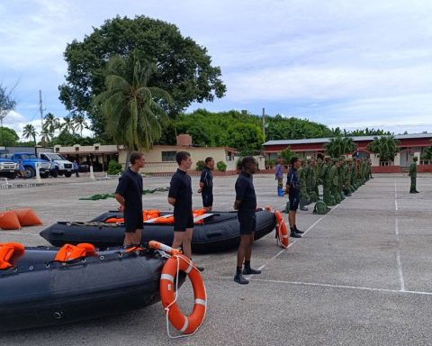 Cuban soldiers are getting ready for rescue tasks, while some 650 thousand evacuees are expected by Melissa