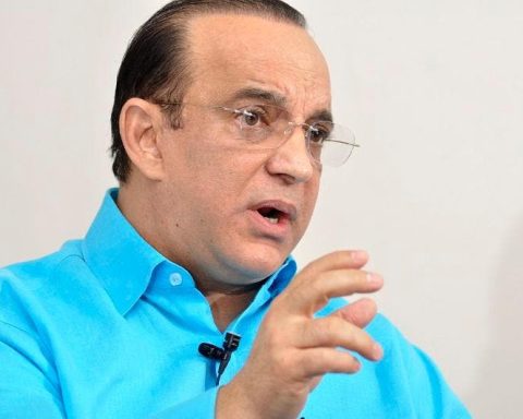 RD en riesgo de “hipoteca perpetua” por endeudamiento, según Quique Antún