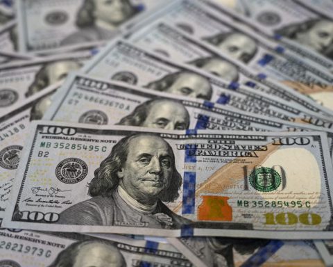 Dollar rises to S/3,437 after vacancy of Dina Boluarte