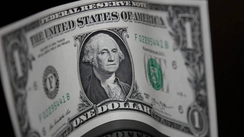 Dollar today Peru: closes at S/3,426 below Friday despite political instability
