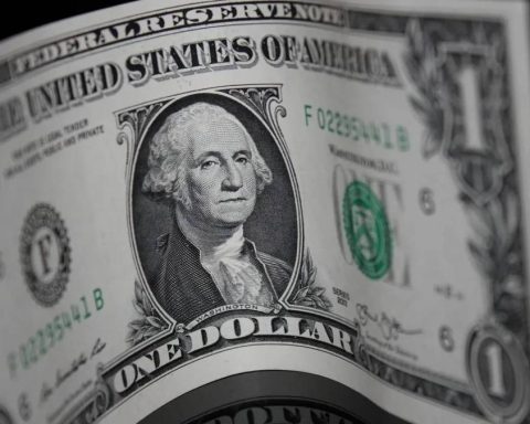 Dollar today Peru: closes at S/3,426 below Friday despite political instability