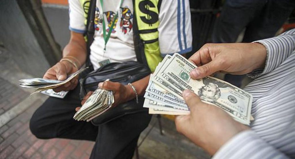 Dollar today: it is trading at S/3,430 below Friday's close despite Boluarte's vacancy