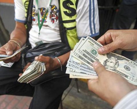 Dollar today: it is trading at S/3,430 below Friday's close despite Boluarte's vacancy