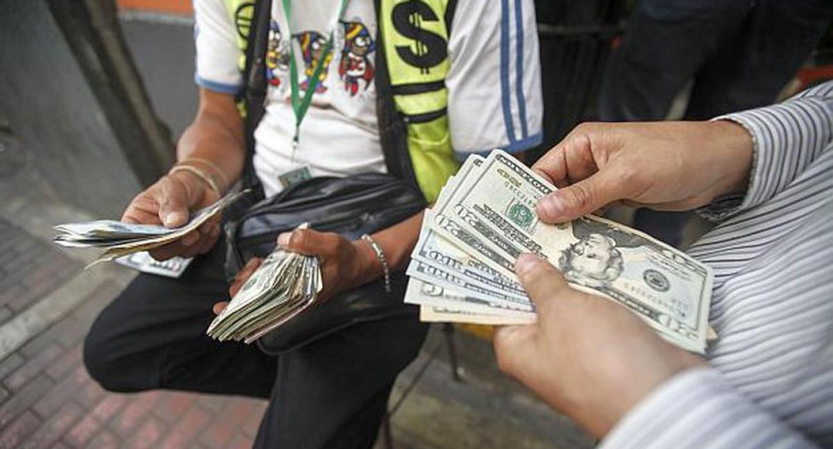 Dollar today: it is trading at S/3,430 below Friday's close despite Boluarte's vacancy