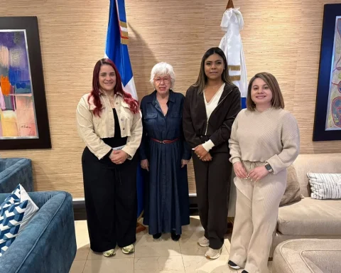 Milagros Ortiz Bosch y otras miembros de la Dirección General de Ética e Integridad