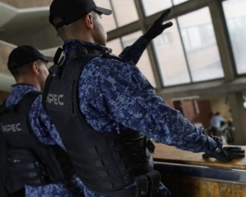 Due to a wave of attacks, Inpec guards will receive permission to carry weapons outside of prison