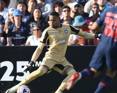 Ederson gets hurt and John, former Botafogo, is summoned to friendly