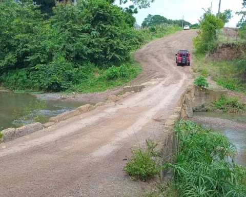 El Cuey mourners await miracles