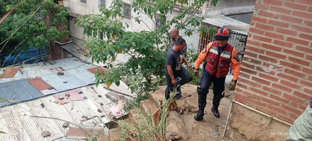 El Hatillo: 30 high-risk homes collapsed due to a pipe rupture