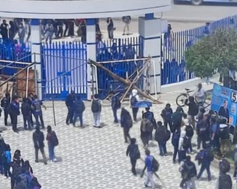 Electrical Engineering students took over the UNCP campus due to a dispute with Metallurgy students