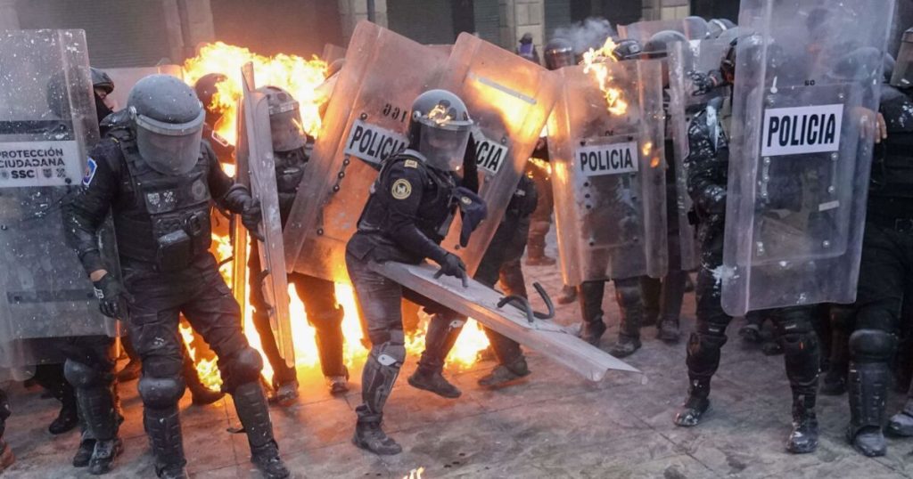Encapuchados attack police during march by Matanza de Tlatelolco