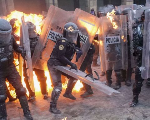 Encapuchados attack police during march by Matanza de Tlatelolco