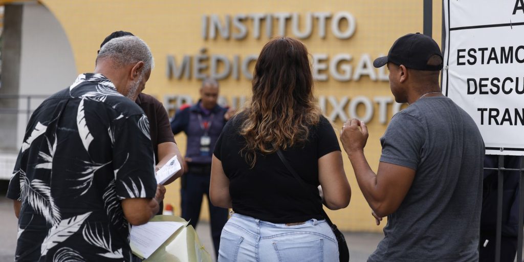 Families register to recognize bodies at the IML in Rio