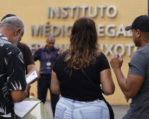 Families register to recognize bodies at the IML in Rio