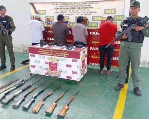 Fanb arrested four subjects by illicit firearm